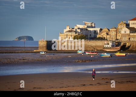 Weston-super-Mare, ville balnéaire de Somerset, en Angleterre.Knightstone Island dans le Canal de Bristol Banque D'Images