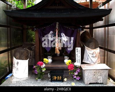 Ancien ancien petit temple shinto pour les japonais et les voyageurs étrangers Voyage visite et le respect priant Dieu ange Dieu dans la ruelle à Kyoto Banque D'Images