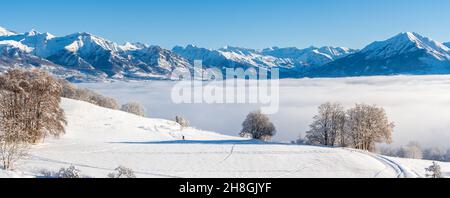 En hiver, vue panoramique sur la vallée de Champsaur avec les sommets du parc national des Ecrins au loin.Hautes-Alpes (Alpes françaises), France Banque D'Images