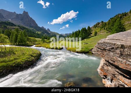 Rivière la Claree en été avec le pic du main de Crepin dans les montagnes du massif des Cerces.Vallée de la Claree (Laval) dans les Hautes Alpes, Alpes françaises, France Banque D'Images