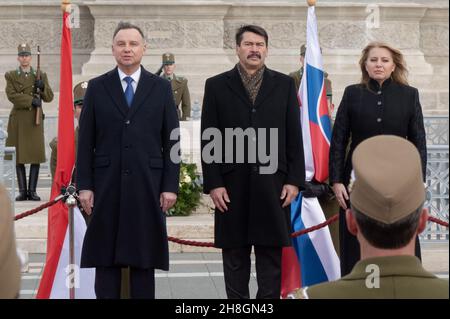 (211130) -- BUDAPEST, le 30 novembre 2021 (Xinhua) -- le président polonais Andrzej Duda (L), le président hongrois Janos Ader (C) et le président slovaque Zuzana Caputova (R) assistent à une cérémonie de bienvenue sur la place des héros à Budapest, en Hongrie, le 29 novembre 2021.Les Présidents Andrzej Duda de Pologne, Janos Ader de Hongrie et Zuzana Caputova de Slovaquie se sont réunis ici pour assister à l'ouverture de l'exposition et du Sommet sur le développement durable Planet Budapest 2021, tandis que leur homologue tchèque Milos Zeman a participé à leur conférence de presse en ligne,comme il n'a pas pu voyager parce qu'il avait contracté le coronavirus.(Photo d'Attila V Banque D'Images