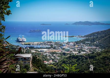 Vue sur la baie de Tortola dans les îles Vierges britanniques dans les Caraïbes. Banque D'Images