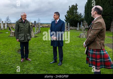 Athesaneford, East Lothian, Écosse, Royaume-Uni, 30 novembre 2021.Le consul général DES ÉTATS-UNIS au Scottish Flag Trust le jour de St Andrew : Jack Hillmeyer du Consulat des États-Unis d'Édimbourg est bienvenu pour célébrer le jour de St Andrew au lieu de naissance de la saltire lors d'une journée typiquement écossaise.Un drapeau américain est levé en son honneur dans le chantier naval du village.Photo : Roderick Urquhart (Lord Lieutenant) du Lothian est du Lothian est, le Consul & Fraser Thompson du Trust Banque D'Images