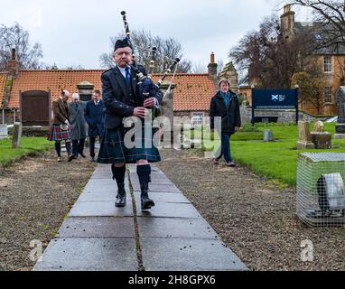 Athesaneford, East Lothian, Écosse, Royaume-Uni, 30 novembre 2021.Le consul général DES ÉTATS-UNIS au Scottish Flag Trust le jour de St Andrew : Jack Hillmeyer, du consulat américain d'Édimbourg, est bienvenu pour célébrer le jour de St Andrew, le lieu de naissance de la saltire lors d'une journée typiquement écossaise.Photo : un joueur escorte le groupe Banque D'Images