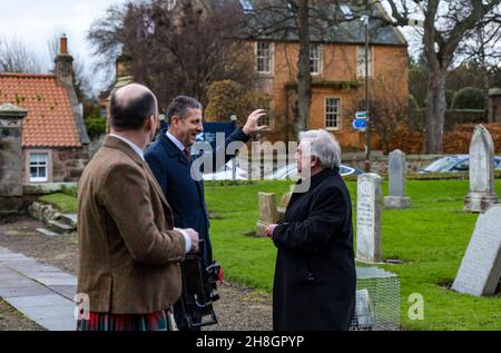 Athesaneford, East Lothian, Écosse, Royaume-Uni, 30 novembre 2021.Le consul général DES ÉTATS-UNIS au Scottish Flag Trust le jour de St Andrew : Jack Hillmeyer, du consulat américain d'Édimbourg, est bienvenu pour célébrer le jour de St Andrew, le lieu de naissance de la saltire lors d'une journée typiquement écossaise.Photo : Fraser Thompson (Scottish Flag Trust), Jack Hillmeyer (consul général des États-Unis), John McMillan (Provost of East Lothian) Banque D'Images