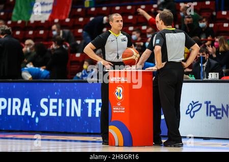 Milan, Italie.29 novembre 2021.Arbitre lors de la coupe du monde de basket-ball 2023 de la FIBA qualifications européennes 1er Round Groupe H match entre l'Italie et les pays-Bas au Forum de Mediolanum, Milan, Italie le 29 novembre 2021 crédit: Agence de photo indépendante / Alay Live News Banque D'Images