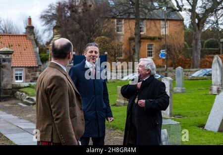 Athesaneford, East Lothian, Écosse, Royaume-Uni, 30 novembre 2021.Le consul général DES ÉTATS-UNIS au Scottish Flag Trust le jour de St Andrew : Jack Hillmeyer, du consulat américain d'Édimbourg, est bienvenu pour célébrer le jour de St Andrew, le lieu de naissance de la saltire lors d'une journée typiquement écossaise.Photo : Fraser Thompson (Scottish Flag Trust), Jack Hillmeyer (consul général des États-Unis), John McMillan (Provost of East Lothian) Banque D'Images