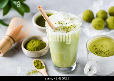 Délicieux latte de glace Vega en verre sur fond de pierre grise vue en gros plan Banque D'Images