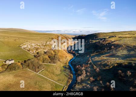 Smardale Gill et Smardale Viaduct à la fin de l'automne avec les Pennines du Nord au-delà, Cumbria, Royaume-Uni Banque D'Images