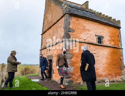 Athesaneford, East Lothian, Écosse, Royaume-Uni, 30 novembre 2021.Le consul général DES ÉTATS-UNIS au Scottish Flag Trust le jour de St Andrew : Jack Hillmeyer du Consulat des États-Unis d'Édimbourg est bienvenu pour célébrer le jour de St Andrew au lieu de naissance de la saltire lors d'une journée typiquement écossaise.Jack Hillmeyer visite le National Flag Heritage Centre dans un pigeonnier historique dans le chantier du village Banque D'Images