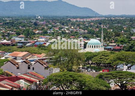 Vue du centre de Kuching vers la mosquée indienne Masjid Terapung Kuching, Malaisie, Asie Banque D'Images