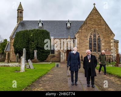 Athesaneford, East Lothian, Écosse, Royaume-Uni, 30 novembre 2021.Le consul général DES ÉTATS-UNIS au Scottish Flat Trust le jour de St Andrew : Jack Hillmeyer du Consulat des États-Unis d'Édimbourg est bienvenu pour célébrer le jour de St Andrew au lieu de naissance de la saltire lors d'une journée typiquement écossaise.Photo : Jack Hillmeyer et John McMillan, Provost du Lothian est dans le chantier naval du village Banque D'Images