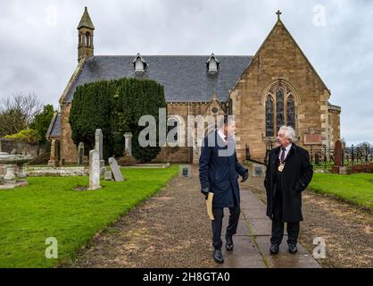 Athesaneford, East Lothian, Écosse, Royaume-Uni, 30 novembre 2021.Le consul général DES ÉTATS-UNIS au Scottish Flat Trust le jour de St Andrew : Jack Hillmeyer du Consulat des États-Unis d'Édimbourg est bienvenu pour célébrer le jour de St Andrew au lieu de naissance de la saltire lors d'une journée typiquement écossaise.Photo : Jack Hillmeyer et John McMillan, Provost du Lothian est dans le chantier naval du village Banque D'Images