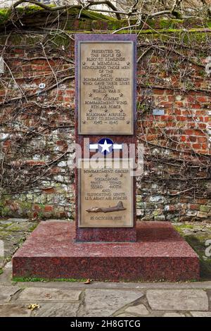 94e plaque commémorative du groupe de bombardement sur le terrain de la cathédrale Saint-Edmundsbury. Banque D'Images