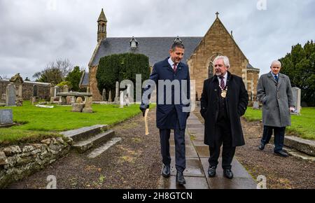 Athesaneford, East Lothian, Écosse, Royaume-Uni, 30 novembre 2021.Le consul général DES ÉTATS-UNIS au Scottish Flat Trust le jour de St Andrew : Jack Hillmeyer du Consulat des États-Unis d'Édimbourg est bienvenu pour célébrer le jour de St Andrew au lieu de naissance de la saltire lors d'une journée typiquement écossaise.Photo : Jack Hillmeyer et John McMillan, Provost du Lothian est dans le chantier naval du village Banque D'Images