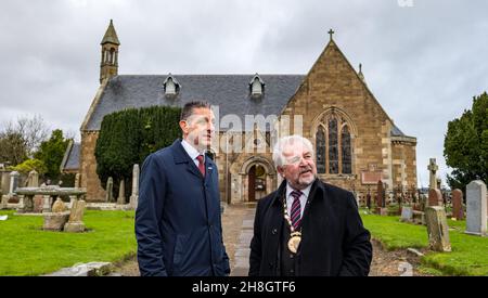 Athesaneford, East Lothian, Écosse, Royaume-Uni, 30 novembre 2021.Le consul général DES ÉTATS-UNIS au Scottish Flat Trust le jour de St Andrew : Jack Hillmeyer du Consulat des États-Unis d'Édimbourg est bienvenu pour célébrer le jour de St Andrew au lieu de naissance de la saltire lors d'une journée typiquement écossaise.Photo : Jack Hillmeyer et John McMillan, Provost du Lothian est dans le chantier naval du village Banque D'Images