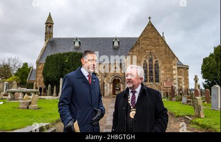 Athesaneford, East Lothian, Écosse, Royaume-Uni, 30 novembre 2021.Le consul général DES ÉTATS-UNIS au Scottish Flat Trust le jour de St Andrew : Jack Hillmeyer du Consulat des États-Unis d'Édimbourg est bienvenu pour célébrer le jour de St Andrew au lieu de naissance de la saltire lors d'une journée typiquement écossaise.Photo : Jack Hillmeyer et John McMillan, Provost du Lothian est dans le chantier naval du village Banque D'Images