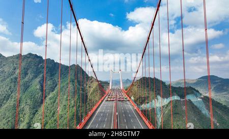 (211130) -- GUIDE, 30 novembre 2021 (Xinhua) -- photo aérienne prise le 30 novembre 2021 montre le pont de Yangbaoshan pendant un essai de charge statique dans le comté de Guiding, dans la province de Guizhou, au sud-ouest de la Chine.Le pont de Yangbaoshan a effectué mardi un essai de charge statique.Quarante-huit gros camions d'un total de 1,680 tonnes de marchandises ont été stationnés sur le pont pour tester la qualité de la construction et les propriétés mécaniques de la structure du pont.D'une portée principale de 650 mètres, le grand pont, qui fait partie de l'autoroute Guiyang-Huangping, s'étend sur 1,112 mètres de longueur.(Photo de Deng Gang/Xinhua) Banque D'Images