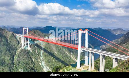 (211130) -- GUIDE, 30 novembre 2021 (Xinhua) -- photo aérienne prise le 30 novembre 2021 montre le pont de Yangbaoshan pendant un essai de charge statique dans le comté de Guiding, dans la province de Guizhou, au sud-ouest de la Chine.Le pont de Yangbaoshan a effectué mardi un essai de charge statique.Quarante-huit gros camions d'un total de 1,680 tonnes de marchandises ont été stationnés sur le pont pour tester la qualité de la construction et les propriétés mécaniques de la structure du pont.D'une portée principale de 650 mètres, le grand pont, qui fait partie de l'autoroute Guiyang-Huangping, s'étend sur 1,112 mètres de longueur.(Photo de Deng Gang/Xinhua) Banque D'Images