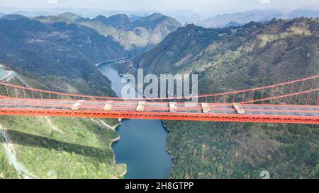 (211130) -- GUIDE, 30 novembre 2021 (Xinhua) -- photo aérienne prise le 30 novembre 2021 montre le pont de Yangbaoshan pendant un essai de charge statique dans le comté de Guiding, dans la province de Guizhou, au sud-ouest de la Chine.Le pont de Yangbaoshan a effectué mardi un essai de charge statique.Quarante-huit gros camions d'un total de 1,680 tonnes de marchandises ont été stationnés sur le pont pour tester la qualité de la construction et les propriétés mécaniques de la structure du pont.D'une portée principale de 650 mètres, le grand pont, qui fait partie de l'autoroute Guiyang-Huangping, s'étend sur 1,112 mètres de longueur.(Photo de Deng Gang/Xinhua) Banque D'Images