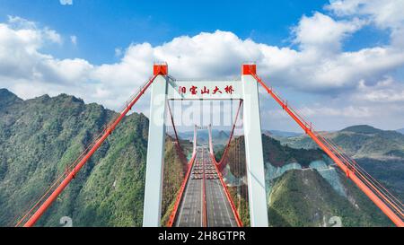 (211130) -- GUIDE, 30 novembre 2021 (Xinhua) -- photo aérienne prise le 30 novembre 2021 montre le pont de Yangbaoshan pendant un essai de charge statique dans le comté de Guiding, dans la province de Guizhou, au sud-ouest de la Chine.Le pont de Yangbaoshan a effectué mardi un essai de charge statique.Quarante-huit gros camions d'un total de 1,680 tonnes de marchandises ont été stationnés sur le pont pour tester la qualité de la construction et les propriétés mécaniques de la structure du pont.D'une portée principale de 650 mètres, le grand pont, qui fait partie de l'autoroute Guiyang-Huangping, s'étend sur 1,112 mètres de longueur.(Photo de Deng Gang/Xinhua) Banque D'Images