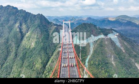 (211130) -- GUIDE, 30 novembre 2021 (Xinhua) -- photo aérienne prise le 30 novembre 2021 montre le pont de Yangbaoshan pendant un essai de charge statique dans le comté de Guiding, dans la province de Guizhou, au sud-ouest de la Chine.Le pont de Yangbaoshan a effectué mardi un essai de charge statique.Quarante-huit gros camions d'un total de 1,680 tonnes de marchandises ont été stationnés sur le pont pour tester la qualité de la construction et les propriétés mécaniques de la structure du pont.D'une portée principale de 650 mètres, le grand pont, qui fait partie de l'autoroute Guiyang-Huangping, s'étend sur 1,112 mètres de longueur.(Photo de Deng Gang/Xinhua) Banque D'Images