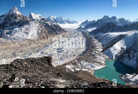 Vue sur le glacier de Ngozumba, le plus grand glacier de la grande chaîne himalayenne et le lac de Ngozumba - chemin vers le camp de base de Cho Oyu, vallée de Khumbu, Sagarmatha nationa Banque D'Images