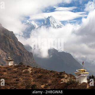 Monts Kangtega et Thamserku près de Namche Bazar avec des stupas et de beaux nuages, vallée de Khumbu, Solukhumbu, parc national de Sagarmatha, Népal Banque D'Images