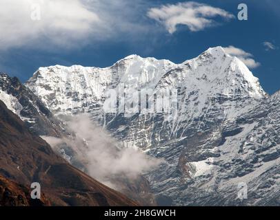 Mont Kusumkhang Karda ou Kusum Khangkaru, belle vue sur les montagnes de l'himalaya près de Namche Bazar, vallée de khumbu, parc national de Sagarmatha, Népal Banque D'Images