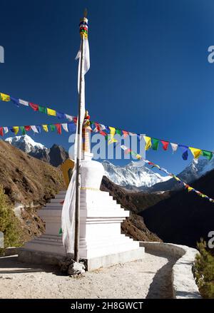 Stupa blanc et drapeaux de prière près de Namche Bazar, mont Everest, Lhotse et Ama Dablam, chemin vers le camp de base de l'Everest, vallée de Khumbu, Solukhumbu, Sagarmatha Banque D'Images