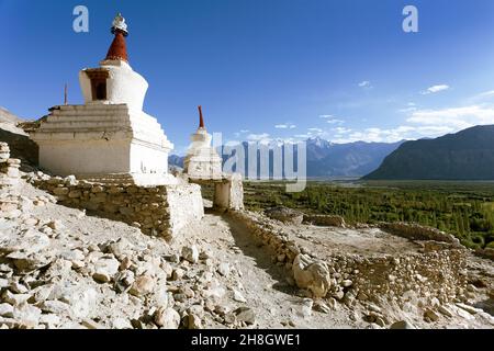 Vue sur les stupas bouddhistes dans la vallée de Nubra, Ladakh, Jammu et Cachemire, Inde du Nord Banque D'Images