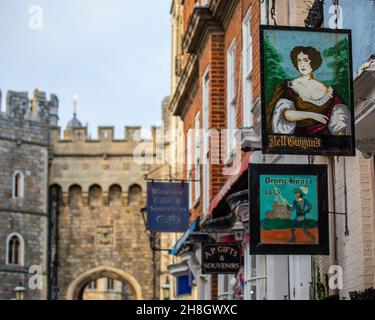 Windsor, Royaume-Uni - 28 novembre 2021 : enseignes suspendues vintage sur l'extérieur des magasins et des salons de thé dans la ville historique de Windsor, dans le Berkshire, Royaume-Uni.Gagnez Banque D'Images