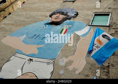 Murales de Diego Armando Maradona dessiné sur les bâtiments des quartiers espagnols de Naples.Naples, Italie, 25 novembre 2021. Banque D'Images