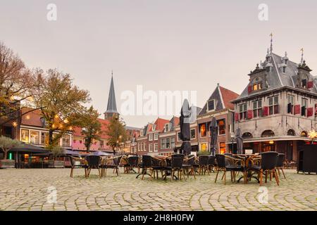 Coucher de soleil sur la place du centre-ville de Roode Steen avec décoration de noël dans la ville hollandaise de Hoorn, aux pays-Bas Banque D'Images