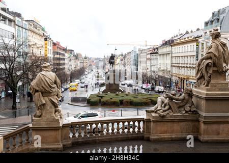 Prague - 11 mars 2020 : vue sur la place Venceslas depuis le musée national Banque D'Images