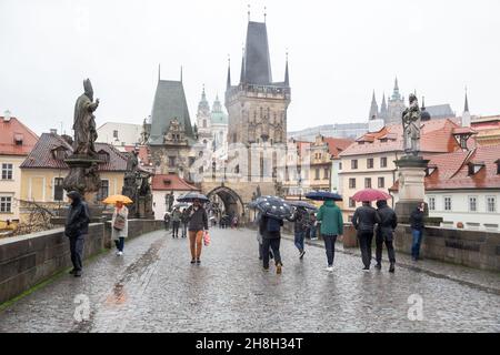 Prague - 11 mars 2020 : jour des pluies à Prague.Les touristes visitent le pont Charles par tous les temps Banque D'Images