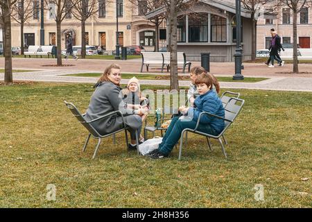 Saint-Pétersbourg/Russie - novembre 2021.Les personnes se reposant sur la pelouse dans le parc d'automne, New Holland Island Banque D'Images