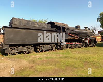 REMEDIOS DE ESCALADA - BUENOS AIRES, ARGENTINE - 22 novembre 2021: Grande locomotive à vapeur et classe tendre 12H pour les trains de voyageurs express longue distance Banque D'Images