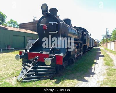 REMEDIOS DE ESCALADA - BUENOS AIRES, ARGENTINE - 22 novembre 2021: Grande locomotive à vapeur à charbon classe 12H pour train express de voyageurs longue distance Banque D'Images