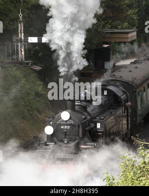 LMS Ivatt classe 2 41312 part de la gare d'Alresford Banque D'Images