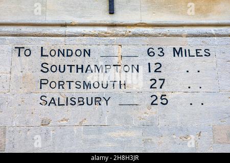 Distances de Londres, Southampton, Portsmouth et Salisbury, gravées sur l'extérieur de Winchester Guildhall dans la ville de Winchester, Royaume-Uni. Banque D'Images