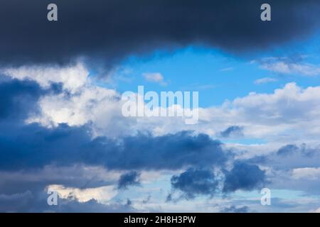 Lumière et nuages sombres spectaculaires avant une tempête estivale.Texture d'arrière-plan du concept d'atmosphère dangereuse. Banque D'Images