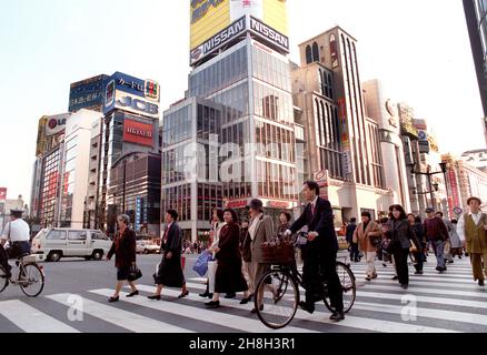 La traversée de Shibuya Scrambling, Japan 1990 - la plus célèbre traversée piétonne du monde !Shibuya, Tokyo, Japon.Il est situé à l'avant Banque D'Images