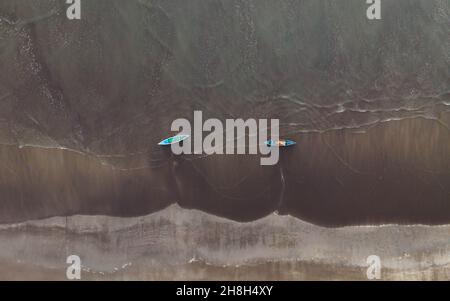 Bateaux de pêche locaux garés à la plage en Inde Banque D'Images