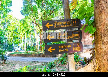 Khao Lak Thaïlande 09.Février 2020 flèches directionnelles en bois et panneaux d'information dans le Lam RU Lamru Nationalpark à Khao Lak Phang-nga en Thaïlande. Banque D'Images