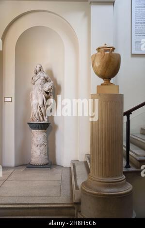 Hall d'entrée néoclassique avec statue en marbre de judith de C17th et tête d'Holofernes de François Dieussart (c1600-1661), musée Ashmolean d'Oxford Banque D'Images