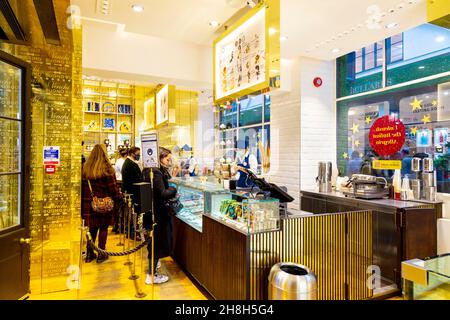 Intérieur de la boutique de chocolat et de crème glacée Venchi au marché Covent Garden, Londres, Royaume-Uni Banque D'Images