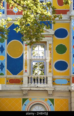 Façade multicolore ou colorée de l'Hôtel des Arts (c1900) Musée d'Art, Galerie d'Art ou Centre des Arts Toulon Var Provence France Banque D'Images