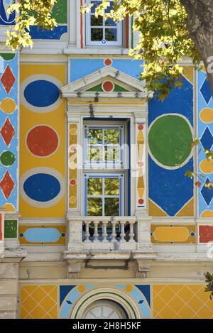 Façade multicolore ou colorée de l'Hôtel des Arts (c1900) Musée d'Art, Galerie d'Art ou Centre des Arts Toulon Var Provence France Banque D'Images