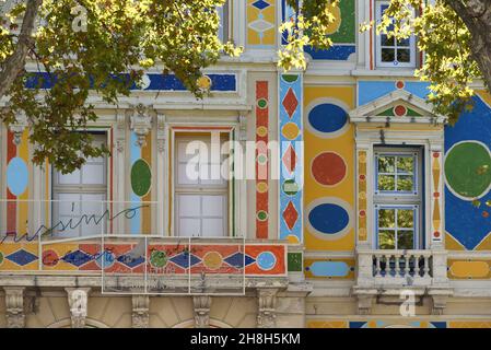 Façade multicolore ou colorée de l'Hôtel des Arts (c1900) Musée d'Art, Galerie d'Art ou Centre des Arts Toulon Var Provence France Banque D'Images